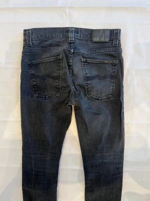 Nudie Grim Tim Jeans Black Men's - Svarta jeans i modellen Grim Tim från Nudie, begagnade i mycket gott skick.