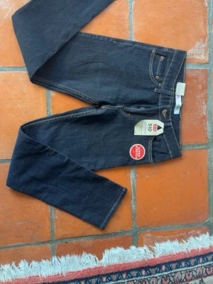 Levi's 510 Super Skinny jeans mörkblå - Mörkblå Levi's 510 jeans i super skinny fit med 4-vägs stretch för extra komfort. Helt ny med lappar, aldrig använd. 