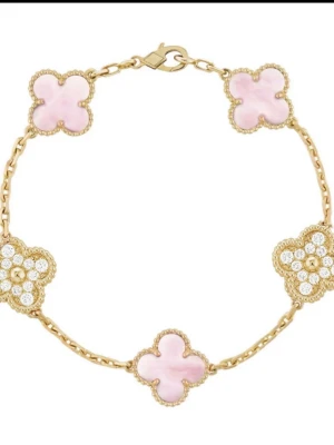 Guldarmband med rosa pärlor - Snyggt armband i guld med fem fyrklöverformade dekorationer. Tre av dekorationerna är i ljusrosa pärlemor och två är täckta med gnistrande vita stenar. Perfekt accessoar för att lyfta din stil.