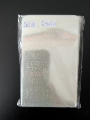 50 genomskinliga cellofanpåsar 6,5x11cm - Ett paket med 50 genomskinliga cellofanpåsar i storleken 6,5x11 cm. Perfekta för att förvara kort, små papper eller samlarsaker. Fickorna är gjorda av plast och kommer i en försluten förpackning.