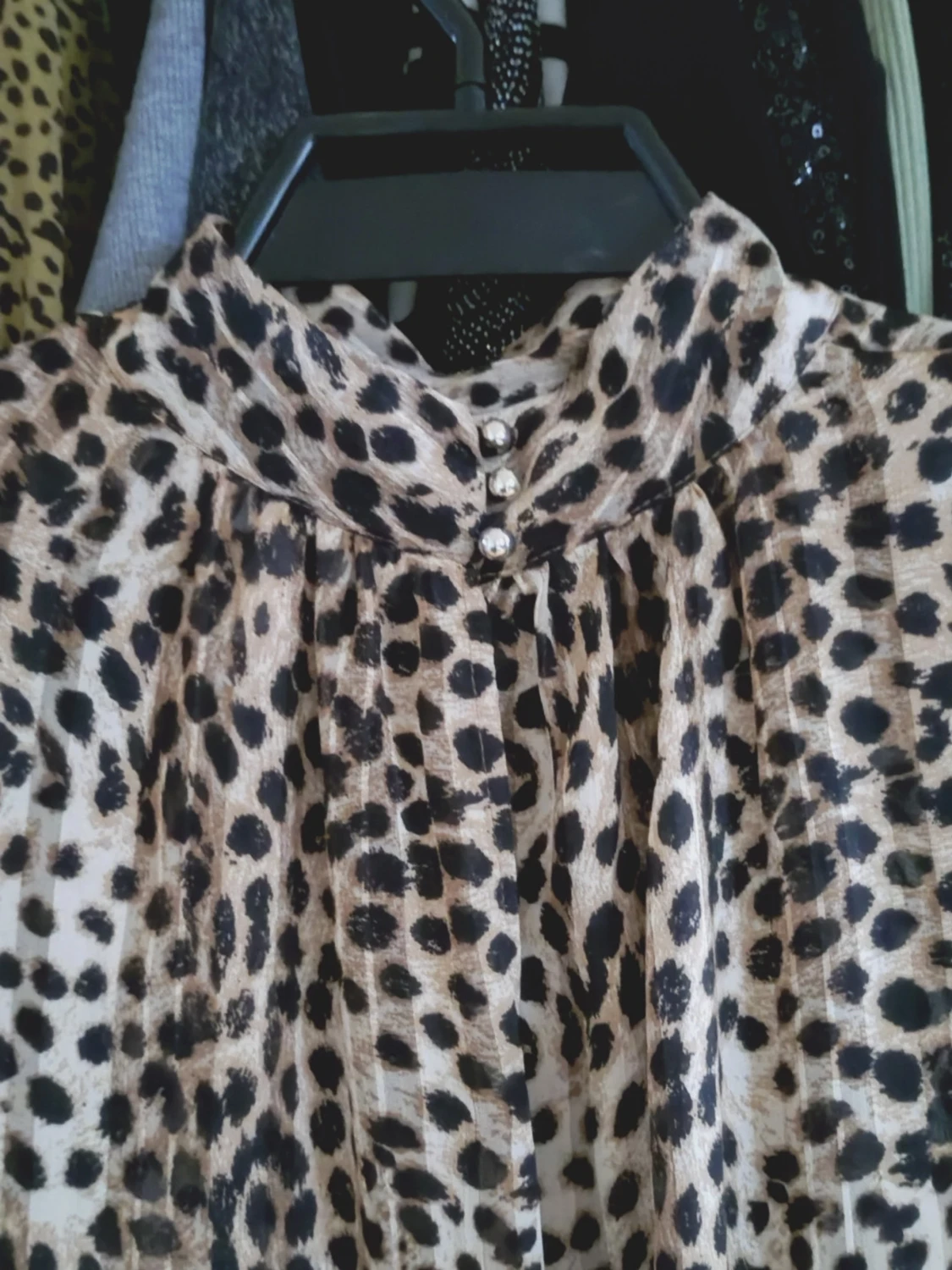 Ny Leopardmönstrad blus med pärlknappar str S
