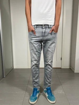 Dondup Jeans  - Säljer nu dessa Dondup Jeans, mått ca 39 o 95 cm. skriv för fler bilder/frågor🙌🏼
