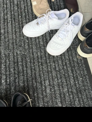 Nike air force - Säljer mina nike air forces i storlek 39. De är max använda 3 gånger och är i ett nytt skick, pris kan diskuteras!