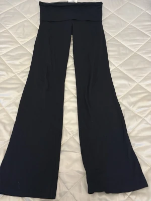 Yoga pants  - Säljer ett par svarta yoga pants med bootcut-ben och bred linning i midjan. De är stretchiga och mjuka. Absolut inget fel på dem. Har använt några gånger i storlek 170 passar jättefint