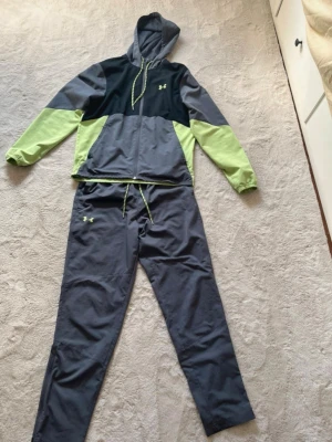 under armour tracksuit grå/grön  - Den är strl S byxan är S och jackan S den är äkta och pris kan diskuteras och jag tar byten beror på vad det är den är i bra skick 