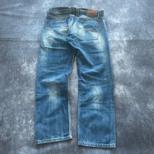 Big Star blå faded jeans för herrar i storlek W34 L30 - Riktigt snygg tvätt och bekväm passform. Denim i 100 % bomull.  Mått: Midja: 46 cm Benslut: 20 cm Lår: 34 cm Totallängd: 98 cm  Skickas inom 24 timmar Spara på priset och frakten genom att sätta ihop ett paket  Mer information finns på min profil 17-316