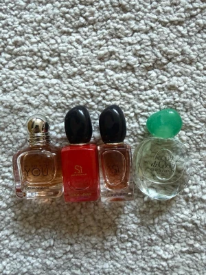 Fyra miniparfymer från Giorgio Armani - Säljer fyra olika parfymer från Giorgio Armani: Emporio Armani You i en liten glasflaska med silverfärgat lock, två Sì-parfymer i rektangulära flaskor med svarta lock (en röd och en ljusrosa), samt Acqua di Gioia i rund glasflaska med grönt lock. Perfekt för dig som vill testa olika dofter!