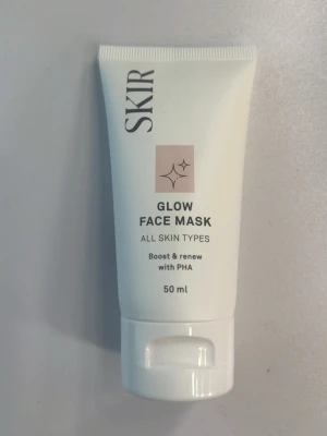 SKIR Glow Face Mask 50 ml - Glow Face Mask från SKIR som boostar och förnyar huden med PHA, vitamin C och glycerin. Passar alla hudtyper och ger extra lyster. Kommer i en vit tub på 50 ml med enkel skruvkork. Lätt parfymerad och tillverkad i Sverige.