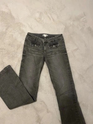 Gina tricot - Ett par gråa Gina tricot Young jeans. Storleken är 158, de är ganska korta på mig! Jag är 167 cm lång💕 Nypris: 299 kr. Skriv om ni har några frågor och gå gärna in på mina andra annonser 