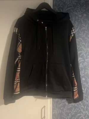 Svart hoodie med dragkedja och mönstrade ärmar - Burberry kofta