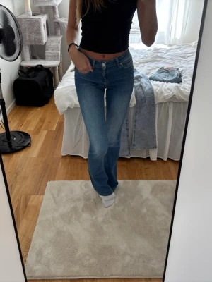 Blå bootcut jeans från ONLY - Säljer ett par klassiska blå bootcut jeans från ONLY i storlek XS/34. Jeansen har normalhög midja, använda en gång 💕