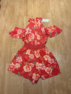 Röd blommig off shoulder jumpsuit - Röd jumpsuit med blommigt mönster. Helt ny!💕