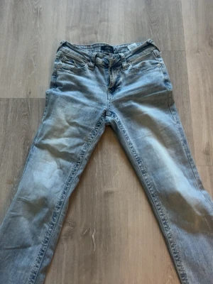 Ljusblå jeans från True Religion - Säljer ett par ljusblå jeans från True Religion. Endast använda två gånger. 