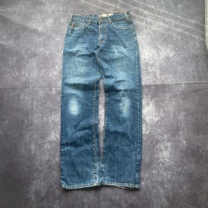 Montana Hamburg blå vintagejeans för herrar i storlek W31 L34 - Kraftig, högkvalitativ och bekväm bomullsdenim. W/L är uppskattade utifrån måtten.  Midja: 40 cm Benslut: 22 cm Lår: 31 cm Totallängd: 109 cm  Skickas inom 24 timmar Spara på priset och frakten genom att sätta ihop ett paket  Mer information finns på min profil 6-147