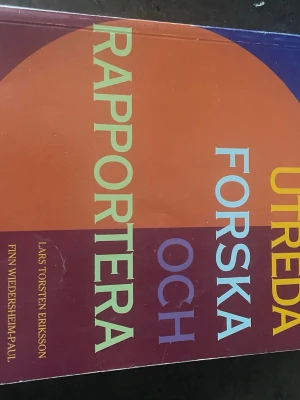 Utreda Forska och Rapportera bok - Kurslitteratur med titeln 'Utreda Forska och Rapportera' av Lars Torsten Eriksson och Finn Wiedersheim-Paul. Boken har ett färgstarkt omslag i orange, lila, blått och gult med tydlig text. Perfekt för studier inom ekonomi och forskning.