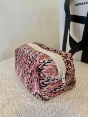 Mönstrad necessär och laptopfodral - Säljer necessärer och laptopfodral jag syr själv i olika Missoni mönstrade tyger!! Båda har dragkedja och fodralet passar till en 13 tum, det går även att göra egna beställningar 🥰🥰