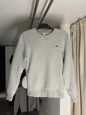 Lacoste Tröja - Grå Sweatshirt från Lacoste I Classic Fit