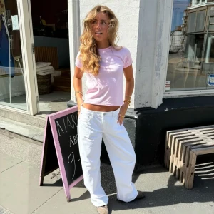 Vita jeans - Säljer dessa vita jeans från Din vintage shop. Tyvärr är gylfen sönder, vilket den även var när jag köpte jeansen men jag har inte testat laga de. Jeansen har även små defekter vilket syns på bilderna. Storlek XS❣️