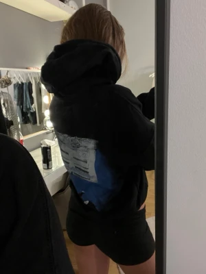 Billie Eilish hoodie - Säljer en svart hoodie med huva och dragsko, tryck med texten 'Billie Eilish' framtill och albumet ”Hit Me Hard And Soft” på ryggen. Hoodien har en klassisk känguruficka och avslappnad passform. Perfekt för dig som gillar streetwear och vill sticka ut. Storlek XS från h&m gamla kollektion. 