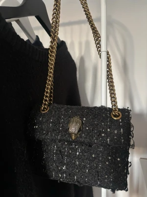 Svart kurt geiger london väska - Väska från Kurt geiger london som ej går att få tag i längre. Väskan har små tecken på användning och lite nopprig annars fint skick utan några större defekter. Väskan är köpt för ca 2 år sedan från kurt geiger. nypris är ca 2900 . Detta är en liten äldre modell och finns ej kvar att köpa 💕