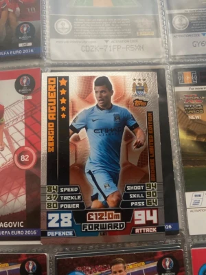 Esteban Cambiasso “Man of the Match” Match Attax-kort från Leicester City - * ✅ Kortet ligger i plastficka, vilket har hjälpt till att bevara det. * ✅ Hörn och kanter ser skarpa ut. * ✅ Ingen synlig böjning eller veck. * ✅ Folieytan ser fin ut, även om det kan finnas små repor som inte syns på bilden.  Skick: Jag skulle bedöma det som Near Mint (NM).