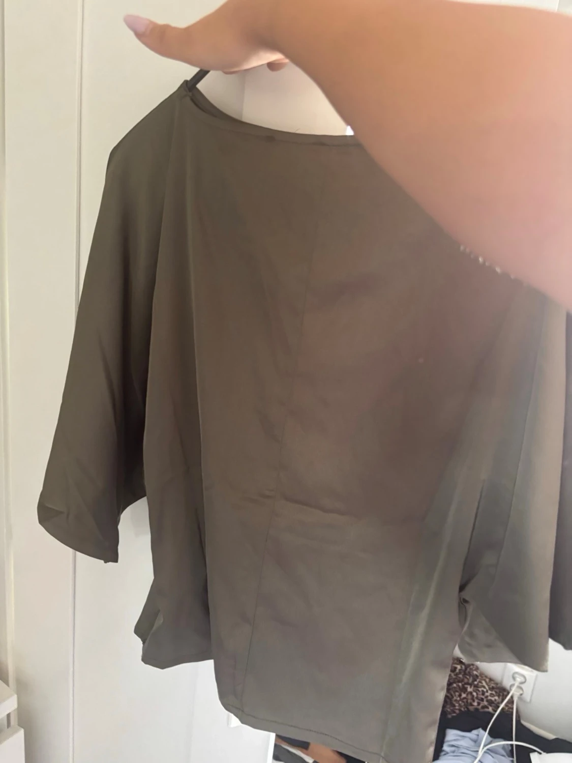 Olivgrön oneshoulder topp silkes  - 1