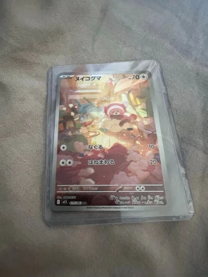 Japanskt Pokémonkort stufful - Säljer ett japanskt full art Pokémonkort med stufful-motiv. Kortet har färgglad illustration och japansk text, och ligger i ett genomskinligt plastfodral. Perfekt för samlare eller Pokémonfans som vill utöka sin samling.