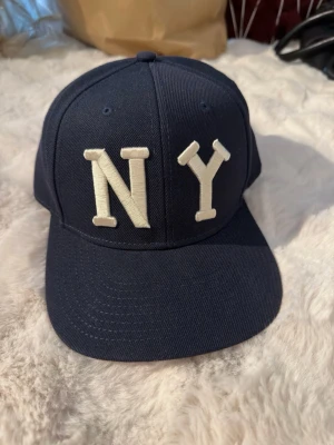 New York black yankees keps - Jätte snygg keps köpt på hatstore, den har använts ungefär 1 gång
