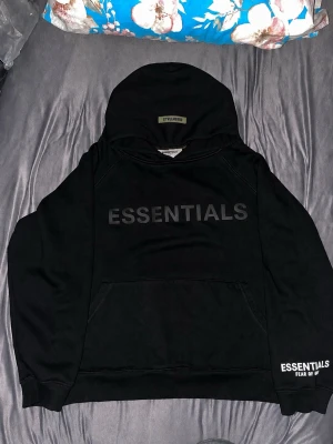 Essentials hoodie - Svart Essentials Fear of God hoodie i fint skick. Stilren och bekväm modell med oversized passform, mjukt material och diskret Essentials-logga. Perfekt till både vardag och streetwear. 🖤