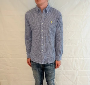 Polo Ralph Lauren Slim Fit Shirt Checked Men's - Rutig herrskjorta i slim fit, 100% bomull, begagnad i mycket gott skick.