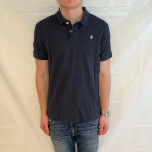 Morris Polo Blue Men's - Marinblå herrt-shirt/piké i 100% bomull. Begagnad i mycket gott skick.