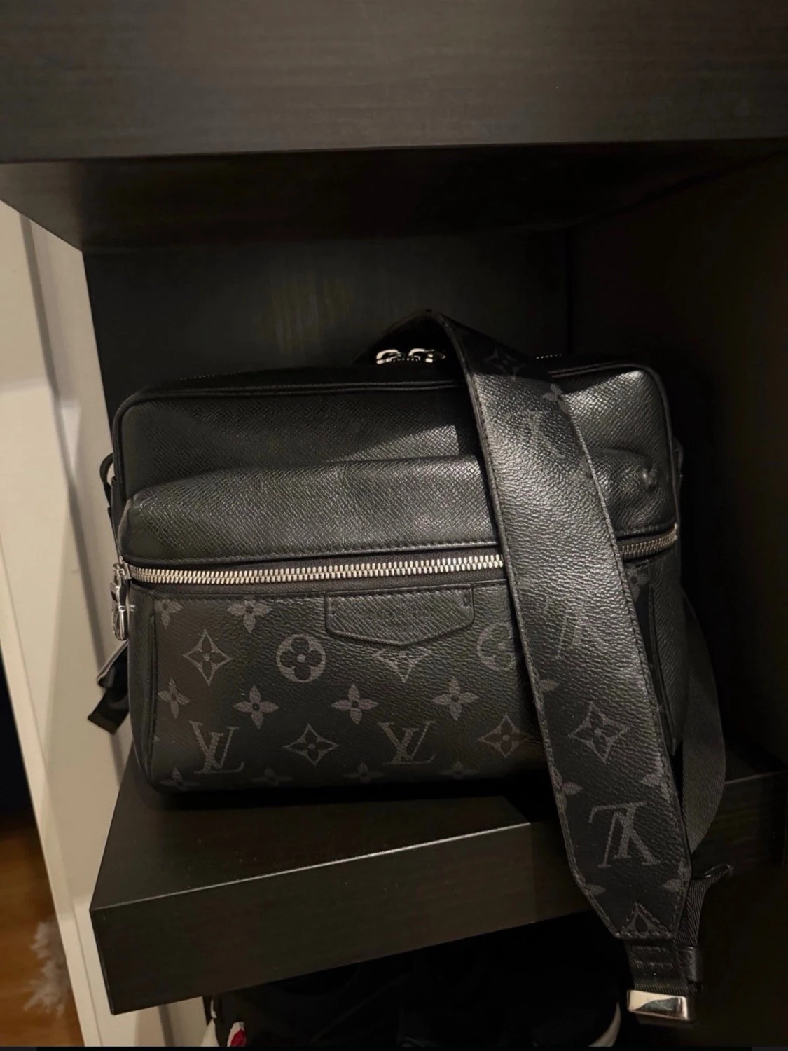 Louis vuttion Svart axelväska med monogram