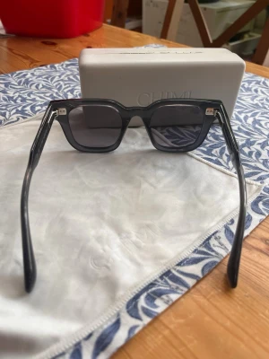 Chimi 04 - Hej! Säljer Chimi 04 core dark grey/mörk grå | Storlek 45/24 medium | Allt på bilden tillkommer, putshandduk, glasögonen | Nypris 1400kr 🩶