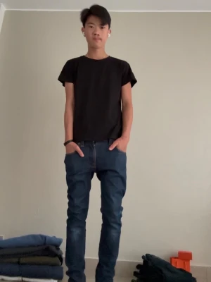 Slim jim nudie jeans - Snygga mörkblåa nudie jeans med slim Jim model, perfekt att ha inprinsip när som helst. STL 28/32 i mycket bra skick