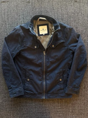 Tom tailor jacka ~ vintage  - Sjukt eftertraktad Tom Tailor jacka ~ sällsynt vintage modell som inte längre produceras | st M | klassisk passform | sällsynt 2000’s modell | OBS kan gå ner lite i pris vid snabb affär! 🏄