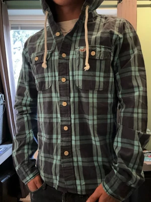 Hollister hoodie skjorta - Snygga skjorta med luva från hollister🤩Jättefint skick. Storlek L, passar mer som M, är 177 cm lång på bilden. Skicka gärna frågor och prisförslag!😁