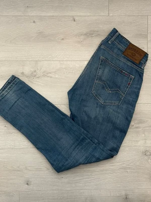 Replay Grover jeans  - Säljer ett par snygga Replay Grover-jeans från Replay i klassisk blå tvätt. En stilren modell med bekväm passform som passar till det mesta.  • Modell: Grover • Storlek: W31 / L32 • Färg: Blå denim • Skick: Mycket fint skick • Bekväm och tidlös passform • Perfekta till både sneakers, boots och loafers • Lätta att matcha med t-shirt, hoodie eller stickad tröja  Riktigt snygga kvalitetsjeans i fint skick. Hör av dig vid frågor eller om du vill ha fler bilder! Modellen är 183cm, 75kg.