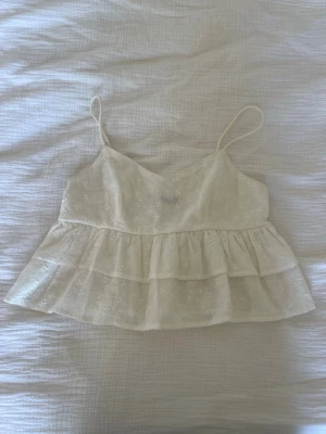 Vit volang topp - Jättesöt vit volang topp i storlek xs💕köpt för 139kr säljer för 60kr💕skulle säga att den passar S också💕