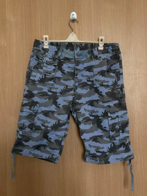 Camo Cargo-Shorts - Använda fåtal gånger. Perfekta till sommaren