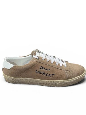 Saint Laurent skor  - | Saint Laurent Court classic/Sl/06 | | Fint skick | Storlek: 41-42 | Nypris: ≈ 7000 Kr | Mitt pris: 2499 Kr | Ingår: Box, två dustbags | Fraktar via PostNord eller InstaBox på köparens bekostnad | Pris kan diskuteras vid snabb affär! 