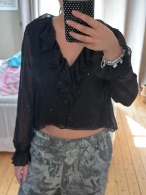 Svart blus med volangdetaljer - Blus från Zara 