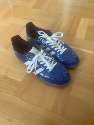 Adidas samba x wales bonner  - Ett par feta pjucks perfekt för en avslappnad stil i sommar.   Skick 9/10 ⭐️