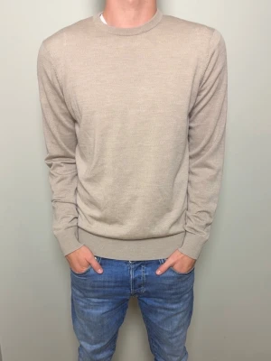 Merinoull Sweatshirt  - Hej! Säljer nu denna klassiska merinoull tröjan från JOHN HENRIC, Storlek S! Ny pris: 999 kr, säljs för: 350 kr!