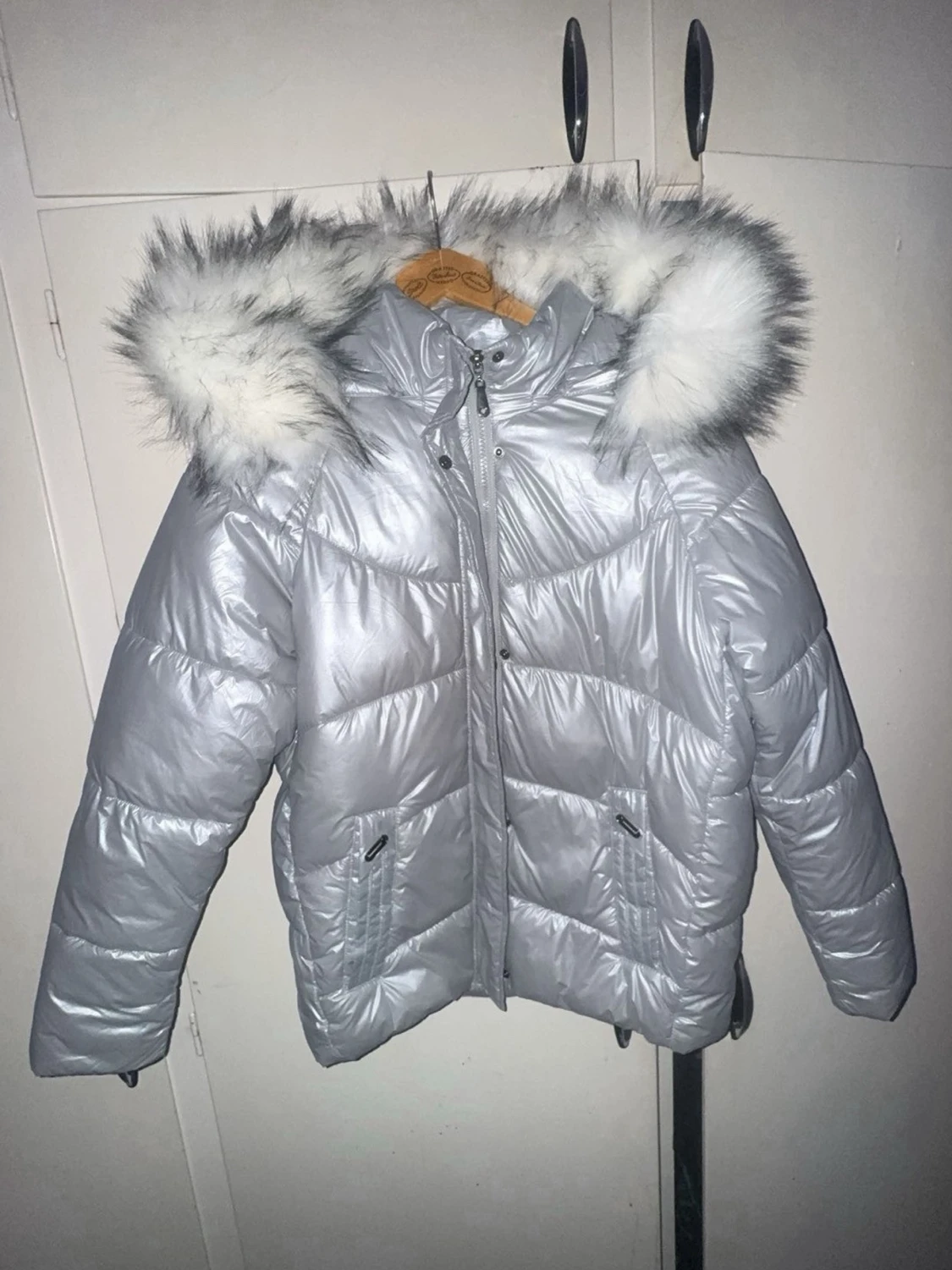 Silver pufferjacka med fuskpäls