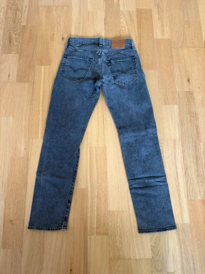 Levis jeans  - Ett par Levis jeans med sjukt fin tvätt och till ett riktigt fyndpris! Byxorna är i storlek 28/32 Och har innebens längd på 75cm och midja sida till sida på 36cm. Byxorna är i fint skick utan några konstigheter utöver den lilla fläck/blekning på bild 3. Skulle det vara några frågor så skriv annars fritt fram att köpa! (Postar inom 24h)