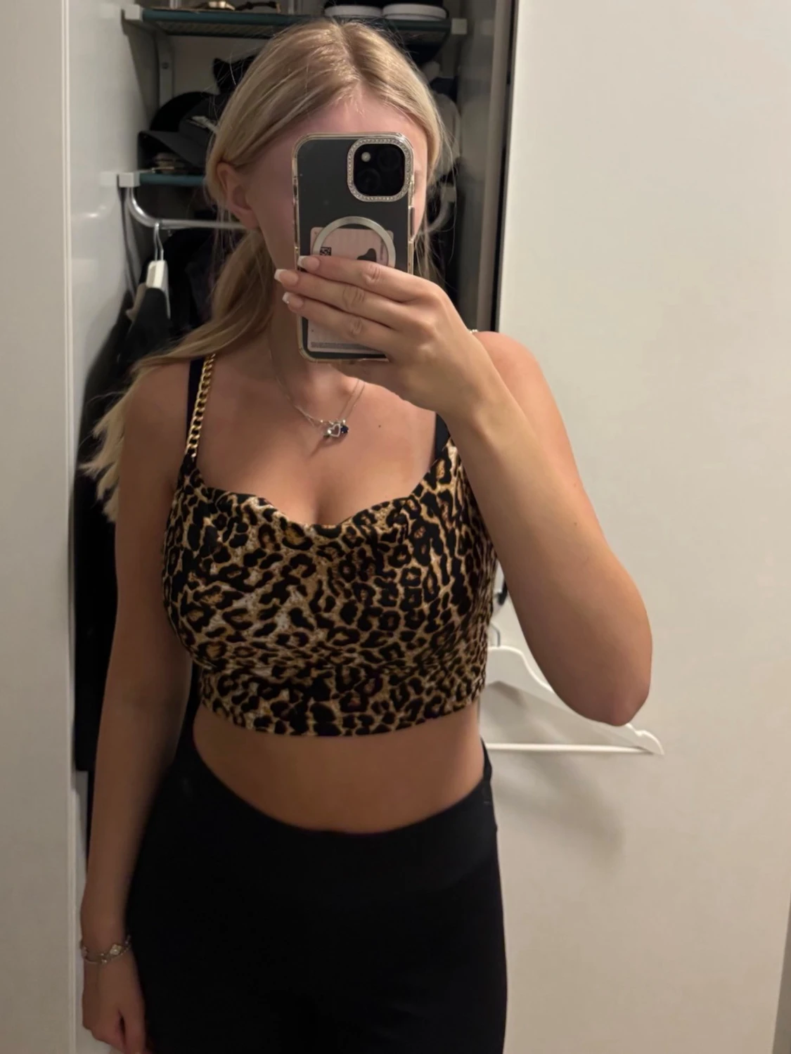 Leopardmönstrad crop top med kedjeband