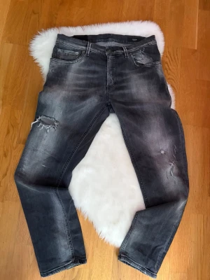 Dondup Jeans - Säljer ett par Dondup jeans i storlek 31. Jeansen är i mycket fint skick. Kvitto finns från vestiaire collective med äkthetscertifikat. 