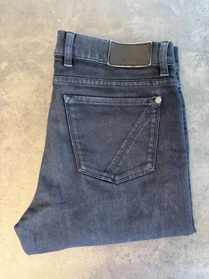 Mörkblå raka jeans från Z Zegna, stl 31 - Snygga mörkblå jeans med rak passform och klassisk femficksdesign. Jeansen har bälteshällor och en diskret patch bak i midjan. Tillverkade i ett mjukt denimtyg som ger en skön känsla och stilren look.