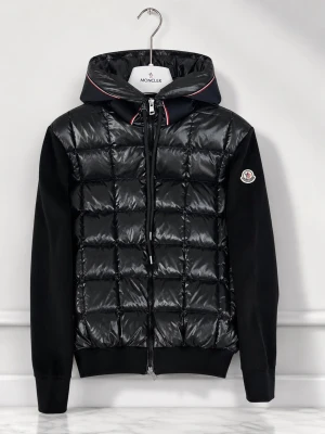  Moncler cardigan - Moncler cardigan äkta jätte fin och passar jätte bra och är väldigt bekväm perfekt för höst och vinter 