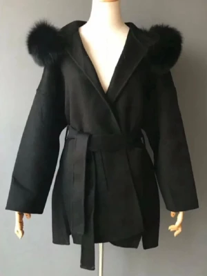 FUR Stockholms kappa  - Säljer en svart kappa från FUR STOCKHOLM, Den är i gott skick har inga defekter alls haft den ett tag knappt använd men då själva bandet till kappan har jag tappat så den medföljer tyvärr inte . Pälsen e välskött inga defekter på den heller . Storlek 36-(S)